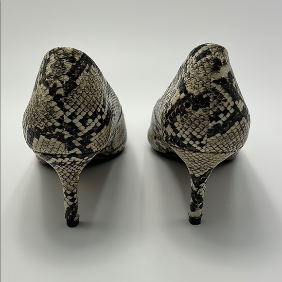 New Tahari Sofiya Kitten Heel Pumps 9 Snakeskin Pointy Toe Beige Black Classic - Picture 6 of 16